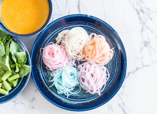 erişte ile balık köri sos ve sebze