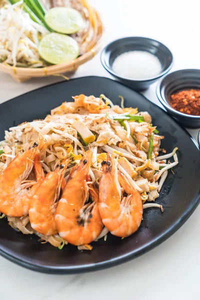 Thai gebratene Nudeln "Pad Thai" mit Garnelen — Stockfoto