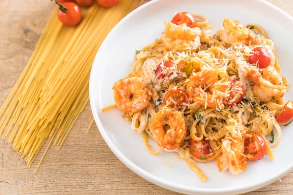 Espaguetis con gambas, tomates, albahaca y queso — Foto de Stock