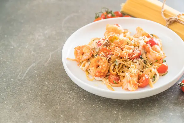 Spagetti karides, domates, fesleğen ve peynir ile 