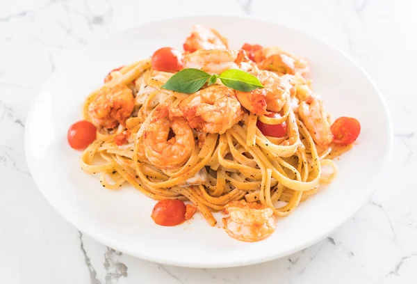 Spaghetti with shrimps, tomatoes, basil and cheese — Stock Photo, Image