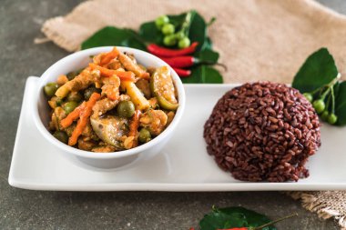 Domuz eti ve berry pirinç Panaeng köri