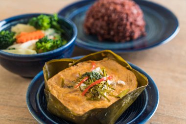 Haşlanmış balık köri ile yapıştırın ve pirinç berry