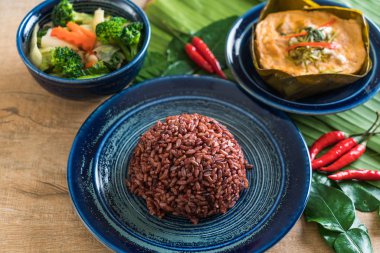 Haşlanmış balık köri ile yapıştırın ve pirinç berry