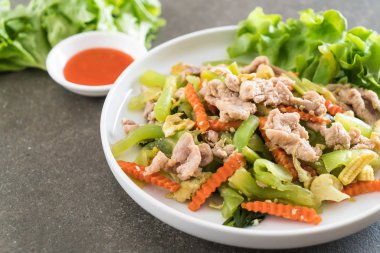 Tavada kızartılmış Shanghai Noodle domuz eti ile