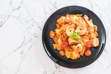 Kore baharatlı sos ve karides kızarmış pilav