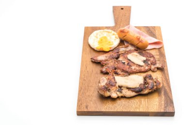 ahşap plaka üzerinde ızgara biftek mix