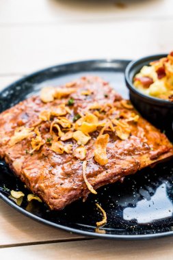 Izgara kaburga domuz barbekü sosu ile