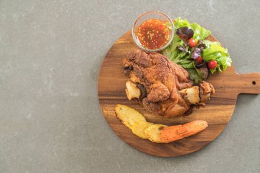 Gevrek domuz knuckle veya Alman domuz Hocks