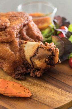 Gevrek domuz knuckle veya Alman domuz Hocks