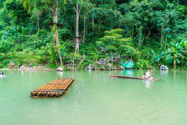 Vangvieng, Laos 13 Mayıs 2017: Turist Blue Lagoon tadını çıkarın