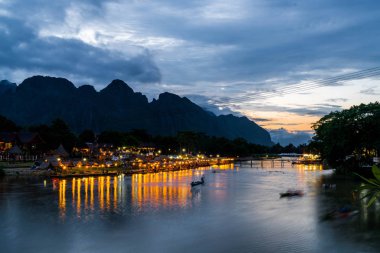 Vang Vieng, Laos nehirde Nam şarkı