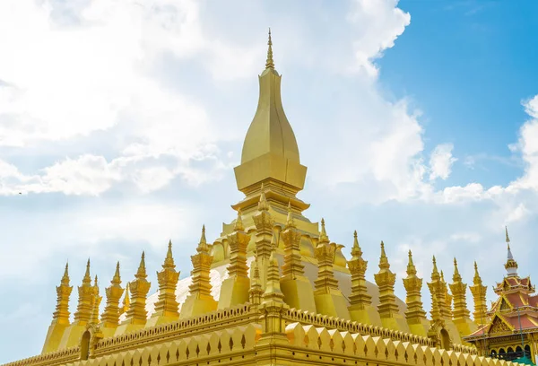 Wunderschöne architektur in pha that luang, vientiane, laos. — Stockfoto