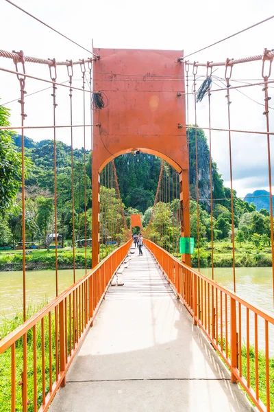 Vang Vieng, Laos. 12 Mayıs 2017: Turuncu renk köprü Jung Mağarası