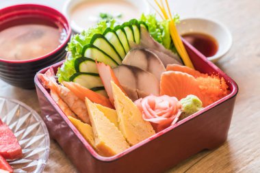 Pirinç bento kutusunda Ham taze sashimi