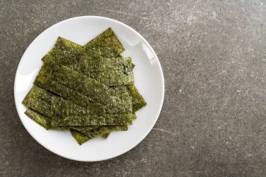 plaka üzerinde kurutulmuş yosun