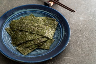 plaka üzerinde kurutulmuş yosun