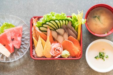 Pirinç bento kutusunda Ham taze sashimi