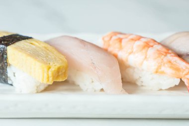 Ham ve taze nigiri suşi beyaz plaka 