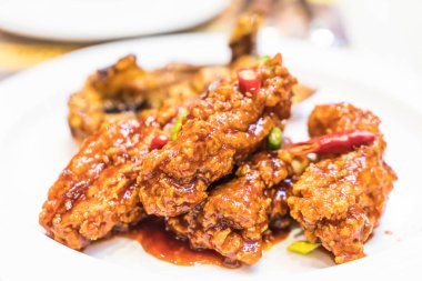 Baharatlı soslu kızarmış tavuk