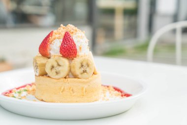 sıcak kek krem, çilek, muz ve tanımlama bilgisi ile harap 