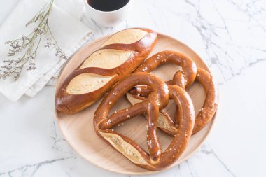 tuzlu kraker ve düz laugan ekmek 