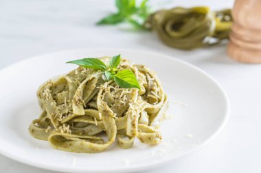 ıspanak fettuccine plaka üzerinde