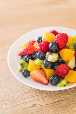 karışık taze meyve (çilek, ahududu, yaban mersini, kivi, mang