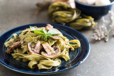 Mantarlı ıspanak fettuccine