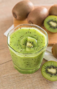 Sağlıklı taze kivi smoothie cam