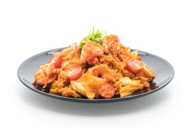 Kore baharatlı sos ve karides kızarmış pilav