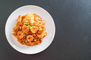 Kore baharatlı sos ve karides kızarmış pilav