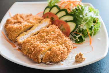 sebze soslu kızarmış pirzola domuz eti