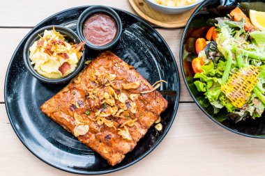 Izgara kaburga domuz barbekü sosu ile