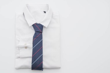 beyaz gömlek kravat ile