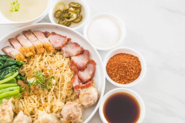 Yumurta noodle kırmızı kızarmış domuz, gevrek domuz eti, köfte ve çorba ile 