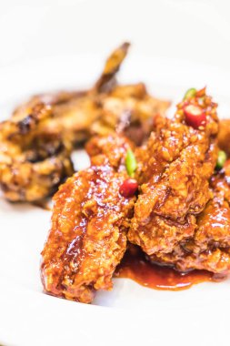 Baharatlı soslu kızarmış tavuk