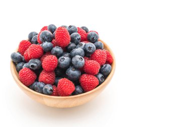 taze yaban mersini ve rasberry beyaz