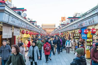 Toyko, Japonya - 28 Kasım 2016: turist yürümek Nakamise Dori se üzerinde