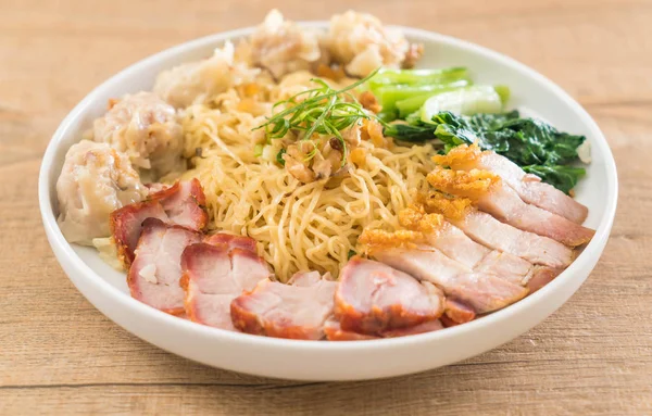 Yumurta noodle kırmızı kızarmış domuz, gevrek domuz eti, köfte ve çorba ile 