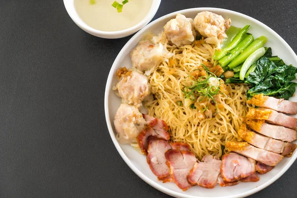 Yumurta noodle kırmızı kızarmış domuz, gevrek domuz eti, köfte ve çorba ile 