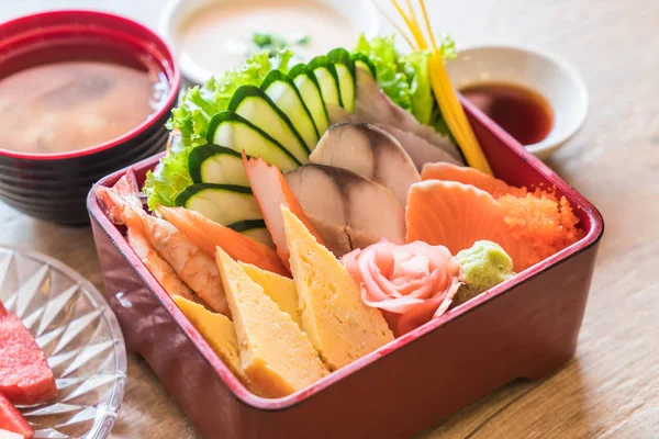 Pirinç bento kutusunda Ham taze sashimi