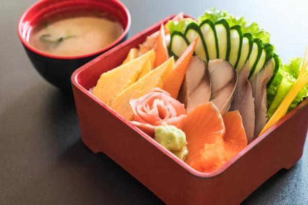 Pirinç bento kutusunda Ham taze sashimi