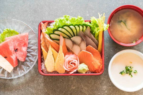 Pirinç bento kutusunda Ham taze sashimi