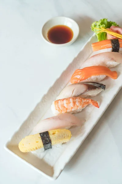 Sushi nigiri crudo y fresco en plato blanco — Foto de Stock