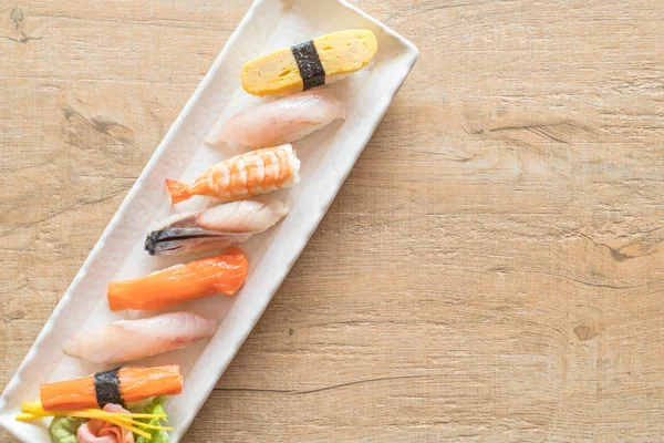Ham ve taze nigiri suşi beyaz plaka 