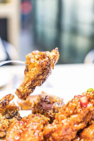 Smażony kurczak z pikantnym sosem — Zdjęcie stockowe