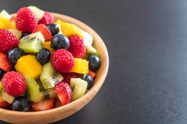 Frutas frescas misturadas (morango, framboesa, mirtilo, quivi, mangue — Fotografia de Stock