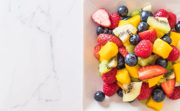 Blandad färsk frukt (jordgubbar, hallon, blåbär, kiwi, mang — Stockfoto