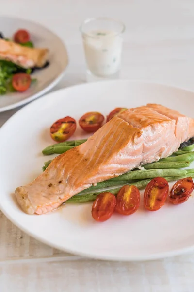 Bife de salmão grelhado — Fotografia de Stock